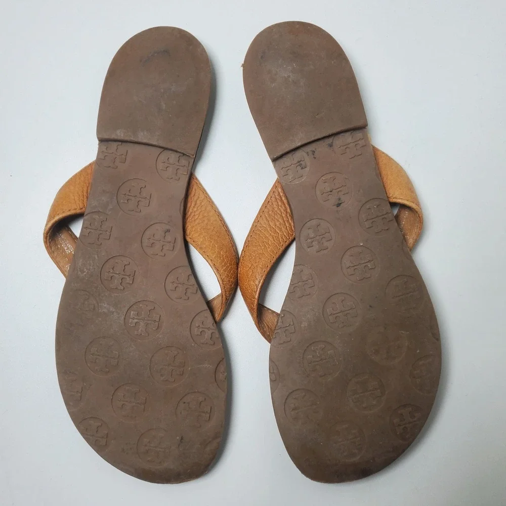 Tory Burch Miller Tan Leather Logo Medallion Thong Sandal 6M Flip Flops 50908667